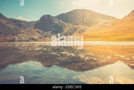 Erstaunlicher Bergsee zwischen Bolkar und Taurus Berg. Panoramablick auf den schwarzen See. Nigde, Türkei. Vulkankrater. Reisehintergrund. Stockfoto