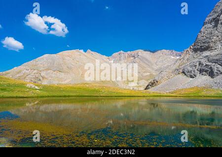 Atemberaubende Bergseenlandschaft zwischen Bolkar und Taurus. Panoramablick auf den schwarzen See bei Sonnenuntergang. Nigde, Türkei. Vulkankrater. T Stockfoto