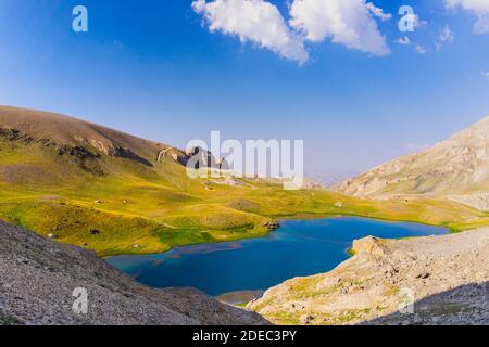 Erstaunlicher Bergsee zwischen Bolkar und Taurus Berg. Panoramablick auf den schwarzen See. Nigde, Türkei. Vulkankrater. Reisehintergrund. Stockfoto