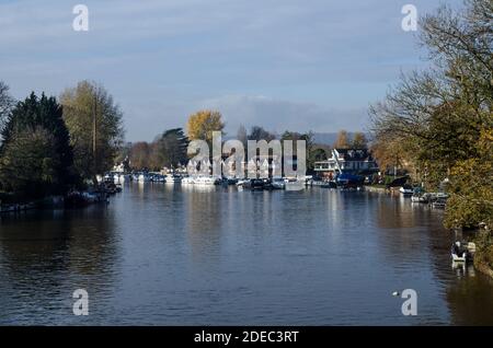 Blick entlang der Themse am Bourne End, Buckinghamshire an einem sonnigen Herbsttag. Stockfoto