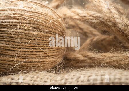 Makroansicht mit natürlichem Jutegarnfaden isoliert auf Natur Leinenstoff Stockfoto