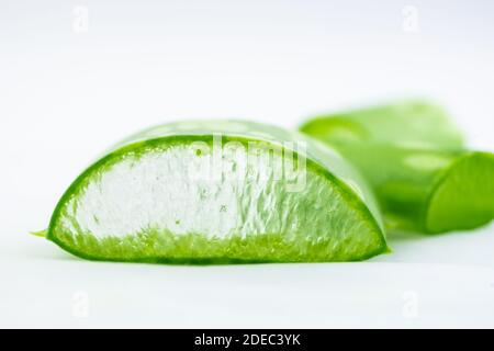 Grüne frische Aloe Vera Blatt mit Scheiben isoliert auf weißem Hintergrund. Natürliche pflanzliche medizinische Pflanze, Hautpflege, Gesundheit und Beauty-Spa-Konzept. Schließen Stockfoto