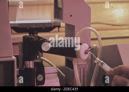 1970er Foto (1972) - EPA Gulf Breeze Laboratory: Das Labor für Mikrobiologie. Ein atomares Absorptionssystem, das kleinste Mengen misst, wird von einem Fischereibiologen verwendet Stockfoto