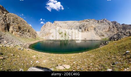 Panoramablick auf Bergsee zwischen Bolkar und Taurus. Karagol, Nigde, Türkei. Es ist bekannt ''schwarzer See.'' Vulkankrater. Reise Stockfoto