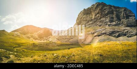 Erstaunlicher Bergsee zwischen Bolkar und Taurus Berg. Panoramablick auf den schwarzen See. Nigde, Türkei. Vulkankrater. Reisehintergrund. Stockfoto