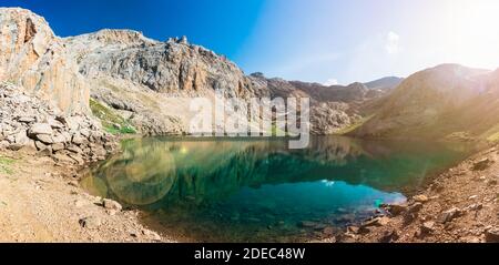 Blick auf den Bergsee zwischen dem Bolkar und dem Taurus Berg bei Sonnenuntergang. Panoramablick auf den schwarzen See. Nigde, Türkei. Vulkankrater. Reise-Backgro Stockfoto