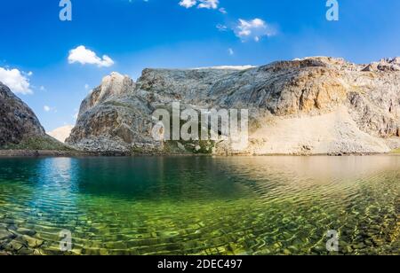 Der Blick auf Bergsee zwischen Bolkar und Taurus Berg. Karagol, Nigde, Türkei. Es ist ein schwarzer See bekannt. Vulkankrater. Reise-Backgro Stockfoto