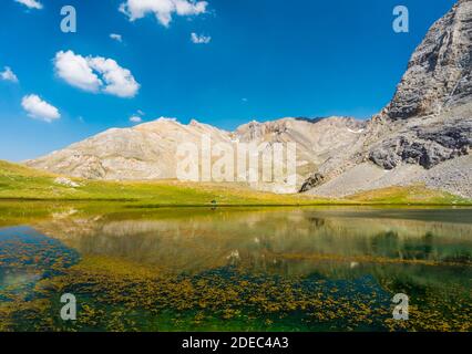 Atemberaubende Bergseenlandschaft zwischen Bolkar und Taurus. Panoramablick auf den schwarzen See bei Sonnenuntergang. Nigde, Türkei. Vulkankrater. T Stockfoto