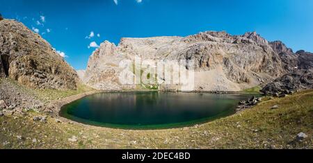 Panoramablick auf Bergsee zwischen Bolkar und Taurus. Karagol, Nigde, Türkei. Es ist ein schwarzer See bekannt. Vulkankrater. Reise b Stockfoto