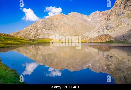 Blick auf den Bergsee zwischen Bolkar und Taurus Berg. Karagol, Nigde, Türkei. Es ist ein schwarzer See bekannt. Vulkankrater. Reisehintergrund. Re Stockfoto