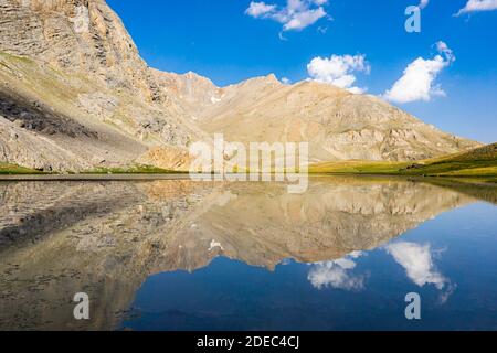 Schöne Panoramalandschaft des Bergsees zwischen Bolkar und Taurus. Nigde, Türkei. Es ist bekannt ''schwarzer See.'' Vulkanisch. Stockfoto