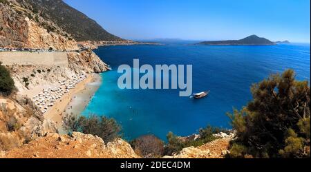 Panoramalandschaft des Kaputas Strandes in Kas, Kalkan, Antalya, Türkei. Lykische Art. Sommer- und Urlaubskonzept Stockfoto