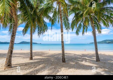 Schöner Strand mit Sand im Meer in der Sommersaison am strand von patong Phuket Thailand am 24,2020. November Concept Travel Background and Business Tour um die W Stockfoto