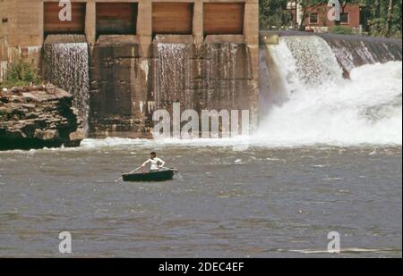 Foto der 1970er Jahre (1973) - Angeln bei Kanawha Falls in Glen Ferris Stockfoto