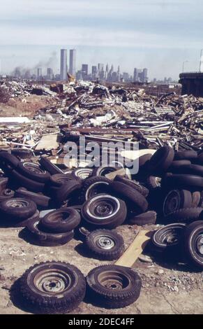 1970er Foto - (1973) - illegale Dumpingzone vor dem New Jersey Turnpike gegenüber Manhattan über den Hudson River. Im Süden befindet sich die Deponie des geplanten Liberty State Park Stockfoto