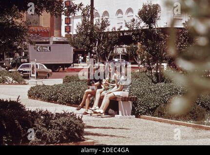 1970er Foto (1972) - Mittagessen im Park in der Innenstadt Tyler Stockfoto