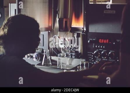 1970er Foto (1972) - EPA Gulf Breeze Laboratory: Ein Biologe misst Kation im Garnelensum am Atomabsorptionsspektrophotometer Stockfoto