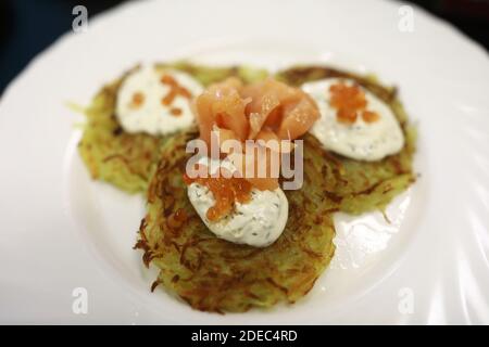 Pfannkuchen mit Kaviar und Lachs im Restaurant Stockfoto