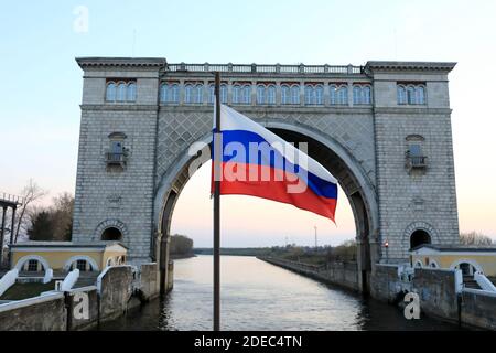 Russische Flagge auf Gateway Arch Hintergrund, Wolga Fluss Stockfoto