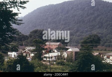 1970er Foto (1973) - Cedar Grove Häuser; Blick in Richtung Kanawha Fluss von der Route 60 Stockfoto