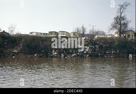 Trailer Park an einem Fluss in West Virginia Ca. 1973 Stockfoto