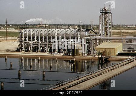 1970er Foto (1973) - Kühltürme und Absetzbecken für Entfernung von Abwässern aus dem von diesem allgemeinen verwendeten Wasser Die Chemiefabrik Reifen wird teilweise von der Regierung finanziert Stockfoto