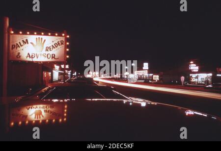 '70s Photos (1973) - Streifen von der Auto-Beleuchtung auf ''The Strip''' in der Nacht beginnend am Bagnell Dam; ''The Strip'' windet sich für eine Meile oder so entlang der Bergrücken nach Süden (Lake of the Ozarks Missouri Area) ' Stockfoto