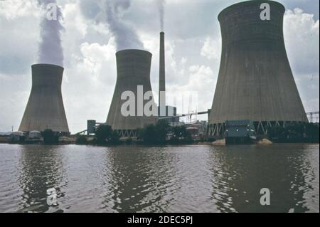 1970er Foto (1973) - Dampfwolken steigen aus dem Wasserkühltürme des John Amos Kraftwerks auf Der Kanawha River Stockfoto