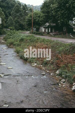 1970er Foto (1973) - Kelly's Creek erreicht die Kanawha bei Cedar Grove WV Stockfoto