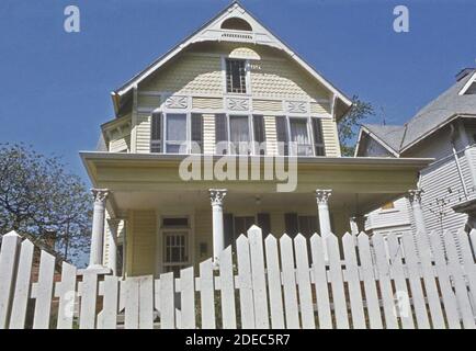 Fotos der 1970er Jahre (1973) - EIN gepflegtes Haus an der Franklin Street (Ort: Columbus; Indiana Gegend) Stockfoto