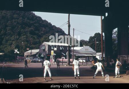 1970er Foto (1973) - Cedar Grove Little League Baseball erwärmt sich vor dem Spiel. Route 60 ist über dem Kopf Stockfoto