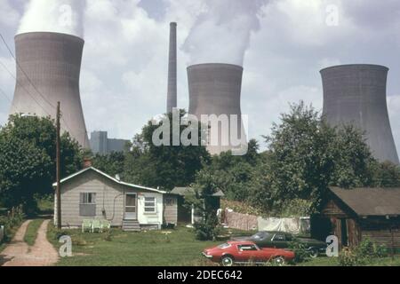 1970er Foto (1973) - Wasserkühltürme des John Amos Kraftwerk Webstuhl über Poca WV Haus das ist Auf der anderen Seite des Kanawha Flusses Stockfoto