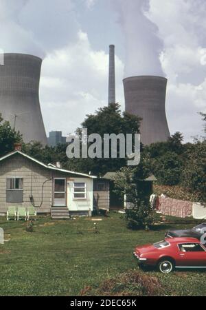 1970er Foto (1973) - Wasserkühltürme des John Amos Kraftwerk Webstuhl über Poca WV Stockfoto