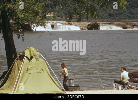 1970er Foto (1973) - Glen Ferris am Kanawha River In der Nähe Gauley Bridge ist ein beliebter Ort für Camping und Angeln Stockfoto