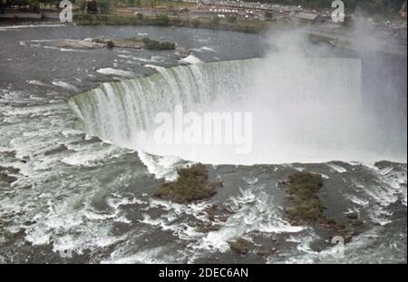 1970er Foto (1973) - Canadian; oder Horseshoe Falls aus der Luft über Goat Island Stockfoto