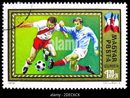 MOSKAU, RUSSLAND - 25. OKTOBER 2020: Briefmarke gedruckt in Ungarn zeigt Jugoslawien, Fußball-Europameisterschaft, 1972 Belgien Serie, um 1972 Stockfoto