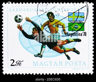 MOSKAU, RUSSLAND - 25. OKTOBER 2020: Briefmarke gedruckt in Ungarn zeigt Schweden Brasilien, FIFA WM 1978 - Argentinien Serie, um 1978 Stockfoto