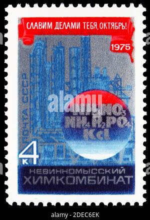 MOSKAU, RUSSLAND - 25. OKTOBER 2020: Briefmarke in der Sowjetunion zeigt Nevinnomyssk Chemical Works, 58. Jahrestag der Großen Oktoberrevolution Stockfoto