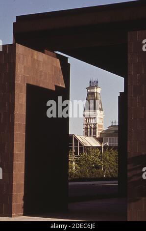 1970er-Fotos (1973) - Gerichtsgebäude Turm von Civic Mall Bereich gesehen (Ort: Columbus; Indiana Gegend) Stockfoto