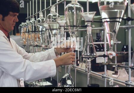 1970er Foto (1972) - EPA Gulf Breeze Laboratory: Chemielabor. Der Chemiker prüft Wasserproben auf Pestizide Stockfoto