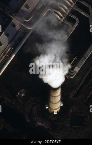 1970er Foto (1973) - Rauchschornstein der Aluminiumschmelzanlage Stockfoto