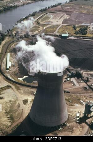 1970er Foto (1973) - Dampfwolke steigt aus einem auf Der massiven Kühltürme der John Amos Power Pflanzen Sie in der Nähe von Nitro WV am Kanawha-Fluss unter und Dahinter ist ein Teil des Kohlevorratsstapels für Die Anlage Stockfoto