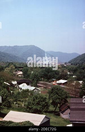 1970er Foto (1975) - Union Carbide Ferrolegierung von Deep Water WV aus gesehen. Stockfoto