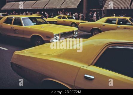 1970er Foto (1973) - hohe Konzentration von Taxis auf der Fünften Avenue in der Nähe der 48th Street (New York City) Stockfoto