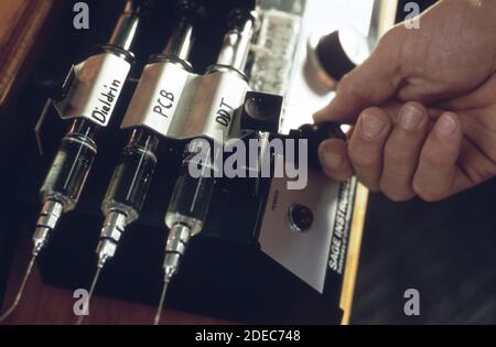1970er Foto (1972) - EPA Gulf Breeze Laboratory: BioAssay Nasslabor. Dies ist eine Nahaufnahme einer Spritzenpumpe Stockfoto