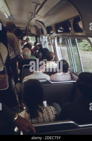 Pendler an Bord eines Metropolitan Atlanta Rapid Transit Authority (MARTA) Bus in Atlanta; Georgia. Ca. 1974 Stockfoto