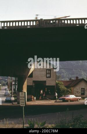 1970er Foto (1973) - Downtown Cedar Grove West Virginia. Route 60 ist über dem Kopf Stockfoto