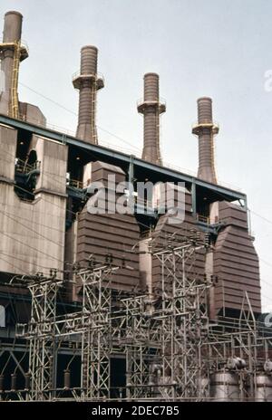 1970er Foto (1975) - Union Carbide Kraftwerk ist ausgestattet Mit Abscheidern und raucht sehr wenig Stockfoto