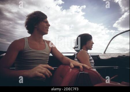 1970er-Fotos (1973) - zwei Jugendliche aus grandview Missouri; Kreuzfahrt in einem Inboard Runabout (Lake of the Ozarks Missouri Area) Stockfoto
