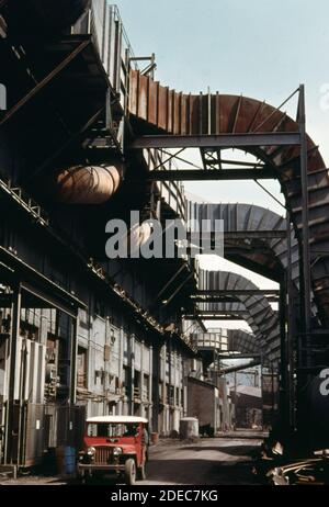 1970er Foto (1973) - Bag House Alley mit Kanalarbeiten Wir gehen zu Kühltürmen und Sackhäusern in der Union Hartmetall-Ferrolegierungsanlage Stockfoto